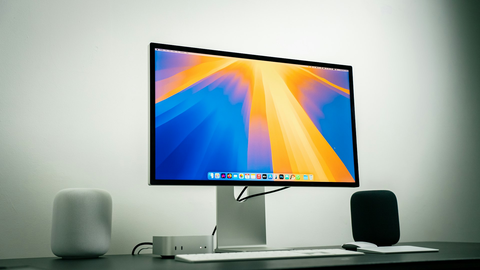 Recondicionado A computer monitor sitting on top of a desk
